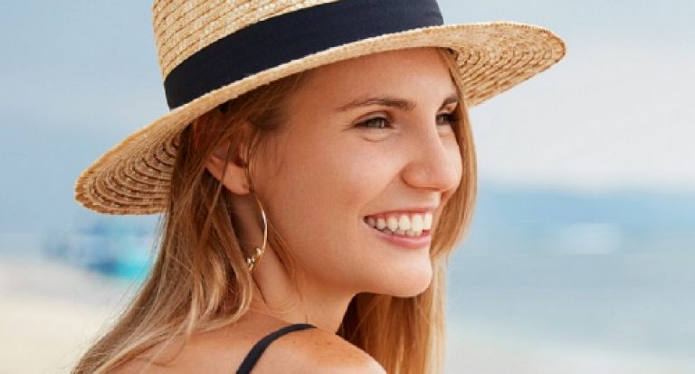 Adorable Young Woman Wears Straw Hat, Sits On Desert Seashore Aluser of Xeomin
